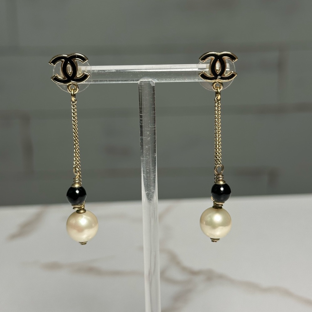 SOLD ❌❌❌ CHANEL CC Pearl Drop Earrings